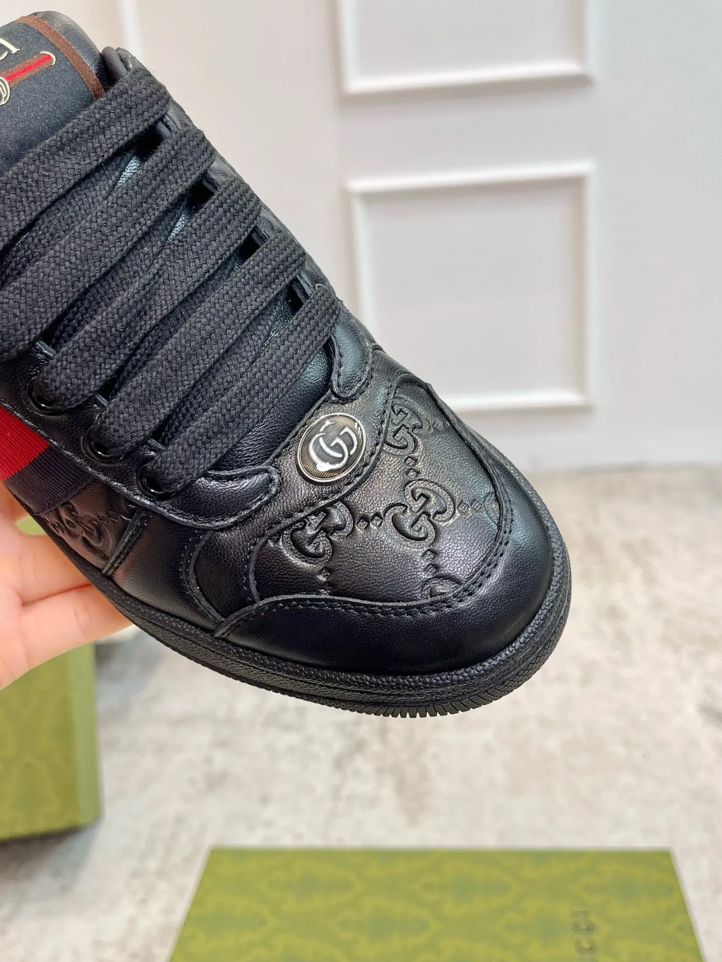 Ex-factory price: 540💰 GUCCI Gucci's newly upgraded back cover lining, top-notch old dirty shoes, classic casual sports shoes for couples, retro sneakers and old G family dirty shoes, updated at the counter simultaneously! ①The shoe upper has the same water-based edge coating process as the original version⚠️The ordinary oil edges on the market have a strong glue feel and are easy to fall off! Grade A first-layer nubuck leather (with pores)/matching computer embroidered double G cloth, high-density terry velvet lining. ② A PVC transparent small round mark sealing line is added to the details of the midsole. The mold is opened six times and the jewelry craftsmanship is used to customize the two-color double G buckle, striving to be the same as the original version. A pair of buttons is more than three times more expensive than ordinary buckles on the market. ③An old two-color washable label, the chip is placed on the outer waist of the right foot, the entire shoe is completely hollowed out with rubber technology, TUP material (rubber to distinguish the market) with the latest green packaging from the counter, 3D printed handbag, and a pair of shoelaces. There is no pressure when entering and exiting the counter. You can buy a 1:1 accurate replica of the original version and modify and upgrade it repeatedly. The details are perfectly restored, the materials are all customized, and they are truly top-notch. Please look at the details clearly to identify the quality. Upper: First-layer frosted cowhide/embroidered double G cloth. Lining: original high-density velvet lining. Foot pads: original pearlescent sheepskin. Outsole: private molded vacuum TPU material. Packaging: original top-grade full set packaging at the counter. Shoe size: women's size 35-40, men's size 39-44 (men's size 38, 45🉑️customized, non-returnable)
